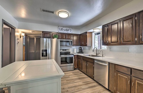 Groom Creek Cabina | Deck w/ Wooded Views: Rustic-Chic Prescott Cabin!