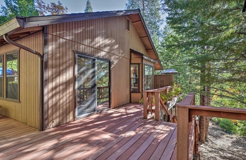 Twain Harte Casa | Deck with Forest Views Quiet Twain Harte Cabin!