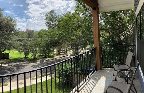 Hancock Casa | Decked-Out near DKR Stadium and UT 4-bedroom NEW house in the Heart of Austin!