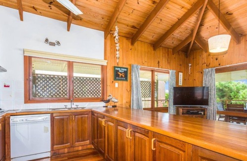 Pottsville Casa | Deckhouse Surfside - Spacious Family Home with Beach Access