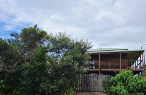 Pottsville Casa | Deckhouse Surfside - Spacious Family Home with Beach Access