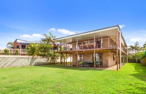 Pottsville Casa | Deckhouse Surfside - Spacious Family Home with Beach Access