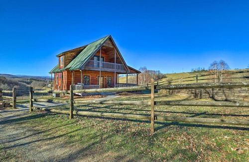 Laurel Springs Casa | Decks and Panoramic Views Rustic Sparta Cabin