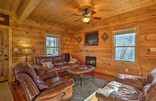 Laurel Springs Casa | Decks and Panoramic Views Rustic Sparta Cabin