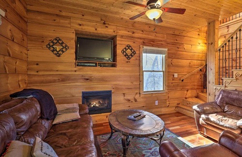 Laurel Springs Casa | Decks and Panoramic Views Rustic Sparta Cabin