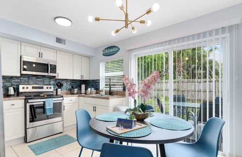 Indian Harbour Beach Apartamento | Deep Blue ~ Walk to the beach, Pool, BBQ, and Games