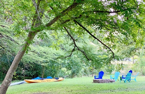 Leakey Casa | DEEP Río Frio, mesa de billar, ping-pong, voleibol, mascotas OK, vistas al río!
