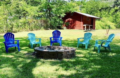 Leakey Casa | DEEP Río Frio, mesa de billar, ping-pong, voleibol, mascotas OK, vistas al río!