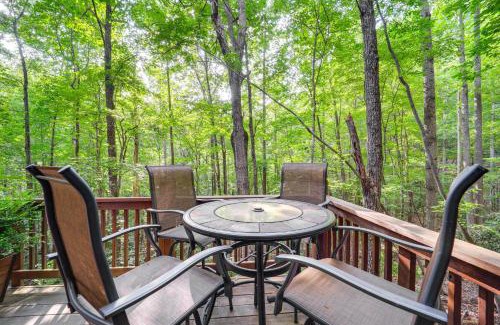 Deep Gap Casa | Deep Gap Cabin with Private Deck and Community Perks!