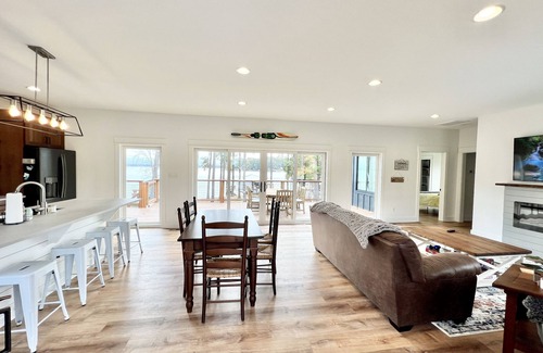 Henrico Casa | Deep water, main lake view, large boathouse!