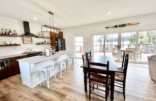 Henrico Casa | Deep water, main lake view, large boathouse!