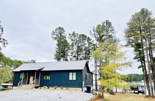 Henrico Casa | Deep water, main lake view, large boathouse!