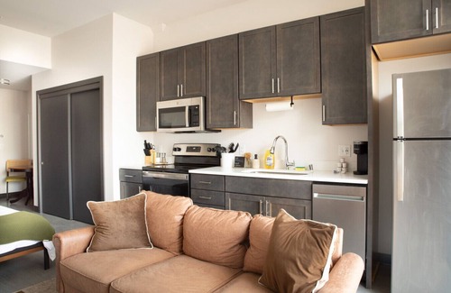Westown Apartamento | Deer District Studio Apt JC10 - One Block from Fiserv and Baird