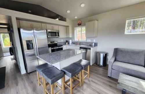 Gallatin Gateway Cabina | Deer Friends Cabin Escape