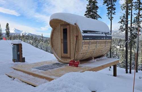 Gallatin Gateway Cabina | Deer Friends Cabin Escape