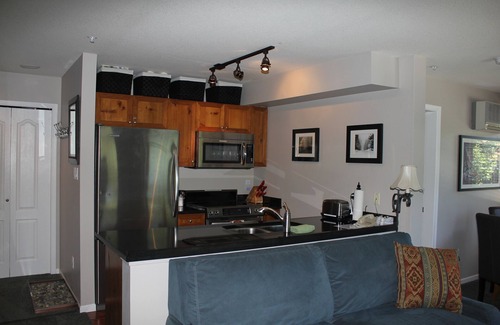 Village North Condominio | Deer Lodge actualizado 2 habitaciones / baño en el corazón de Whistler Village
