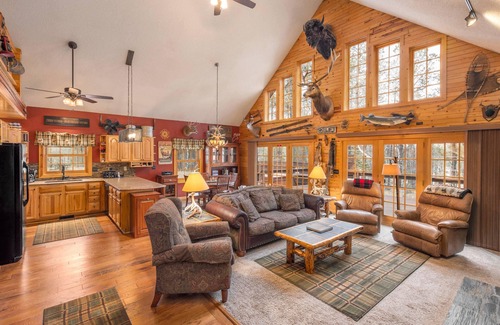 Rapid City Cabina | Deer Meadow Lodge ~ Ubicado en 3 acres en el corazón de Black Hills