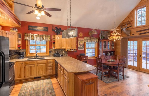 Rapid City Cabina | Deer Meadow Lodge ~ Ubicado en 3 acres en el corazón de Black Hills