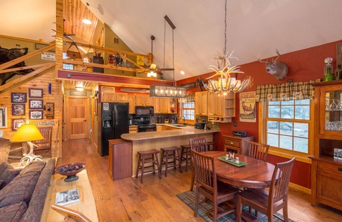 Rapid City Cabina | Deer Meadow Lodge ~ Ubicado en 3 acres en el corazón de Black Hills