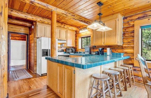 Twain Harte Cabina | Deer Show Cabin + Pool Table