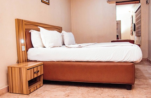 Oshodi-Isolo Hotel | DEES HOTELS APARTMENT & SUITES