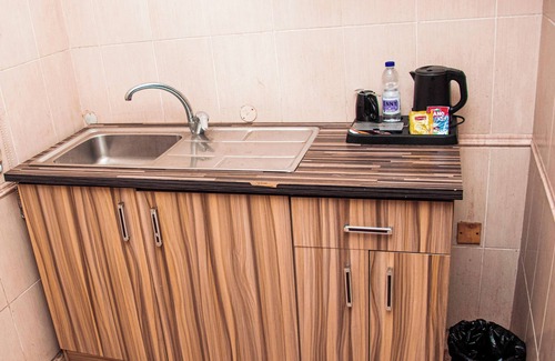Oshodi-Isolo Hotel | DEES HOTELS APARTMENT & SUITES
