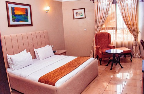 Oshodi-Isolo Hotel | DEES HOTELS APARTMENT & SUITES
