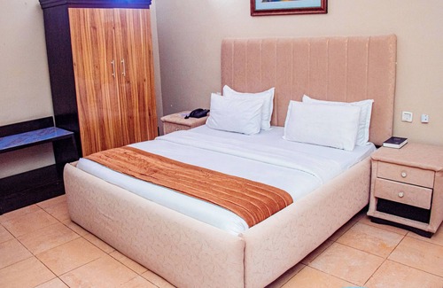 Oshodi-Isolo Hotel | DEES HOTELS APARTMENT & SUITES