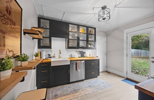 Oakley Casa | Deja Blue Luxurious 30+ day Rental in Asheville!