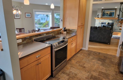 Crescent City North Casa | del Playa: Luxurious Craftsman Beachfront Home