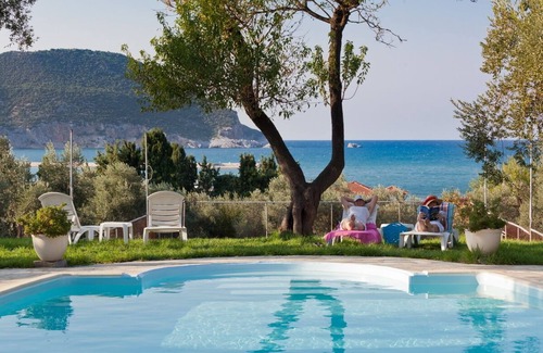 Skopelos Cabaña | Del & Sol 1 seaside semi detached cottages.
