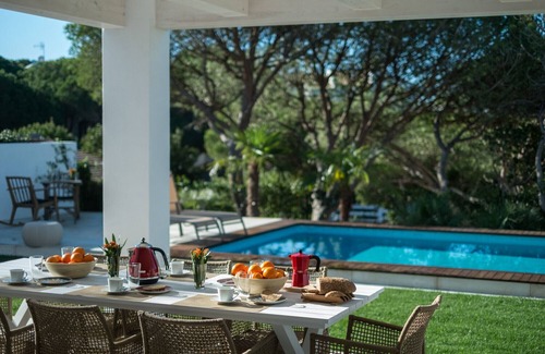 Cabo Roche Villa | Del Sol. Moderna casa Andaluz, acceso a la playa y vistas.