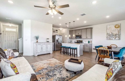 Del Valle Casa | Del Valle · Pit Stop Retreat | Sleeps 10