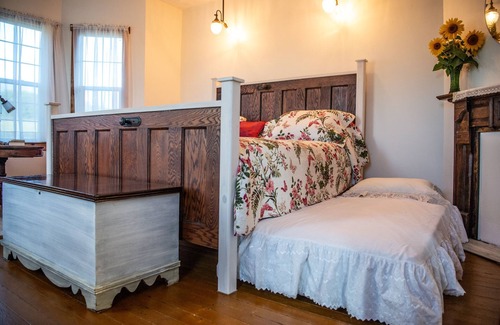 Dickerson Run Cama Y Desayuno | Delaine Room - The Farmhouse Bed & Breakfast at Maple Bottom Farm