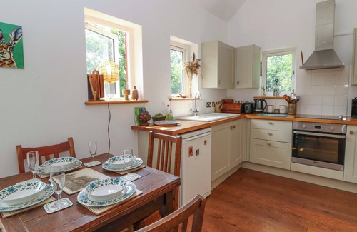 Pentrefelin Cabaña | DELFRYN LLANDEILO, pet friendly, with open fire in Llandeilo