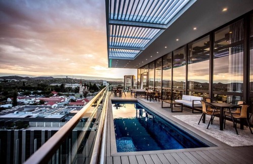 Windhoek Central Apartamento | Delight in the Urban Views: Free Parking, Rooftop Pool, Near Alte Feste Museum!