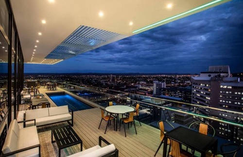 Windhoek Central Apartamento | Delight in the Urban Views: Free Parking, Rooftop Pool, Near Alte Feste Museum!