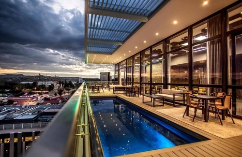Windhoek Central Apartamento | Delight in the Urban Views: Free Parking, Rooftop Pool, Near Alte Feste Museum!