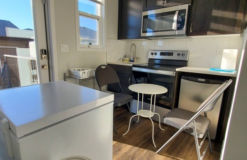 Northwest Calgary Apartamento | Delightful 1-Bedroom Private Suite in a New Home