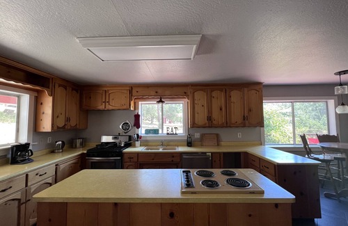 Groveland Casa | Delightful 3 Bdrm Cabin w/AC, Wifi, and Deck