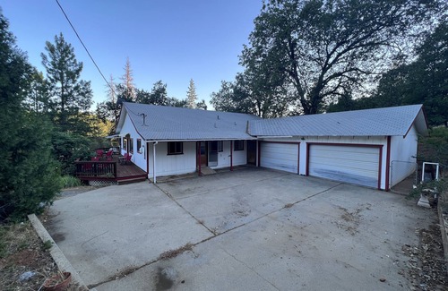 Groveland Casa | Delightful 3 Bdrm Cabin w/AC, Wifi, and Deck
