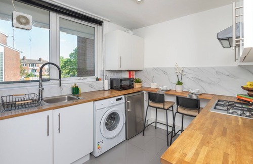 Thurlow Park Apartamento | Delightful 3-Bedroom Apartment. Fast Transport Links. Quiet, Peaceful & Safe.
