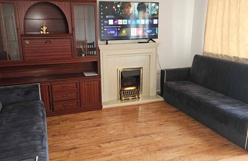 Luton Casa | Delightful 4 double bedroom, 3 bathroom and 2 cloakroom house