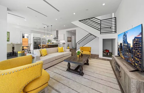 Melrose Villa | Delightful 5-bedroom villa by Hollywood