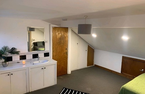 Thornton Apartamento | Delightful 5-bedroom whole apartment with free WiFi and parking