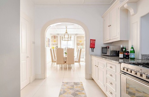 Belgravia Casa | Delightful 6 Bed Villa by Buckingham Palace with AC