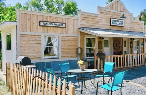 Springville Casa | Delightful Barn-Tavern Close to GIANT SEQUOIAS