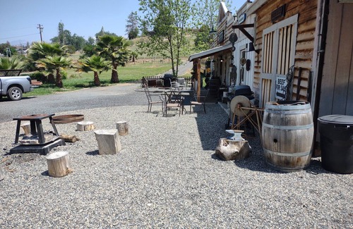 Springville Casa | Delightful Barn-Tavern Close to GIANT SEQUOIAS
