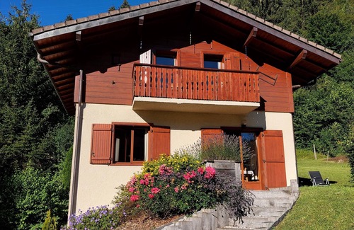 Le Biot Chalet De Esquí | Encantador chalet, ubicación del pueblo, jardín, estacionamiento, vistas y WiFi