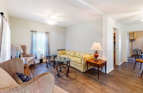 Port St. Joe Cabaña | Delightful coastal escape with fast WiFi, full kitchen & beach nearby - dogs OK